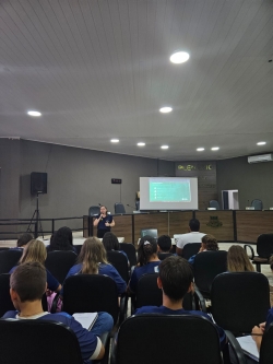 Alunos do CEAD visitam a Câmara Municipal em atividade do projeto Câmara Estudantil